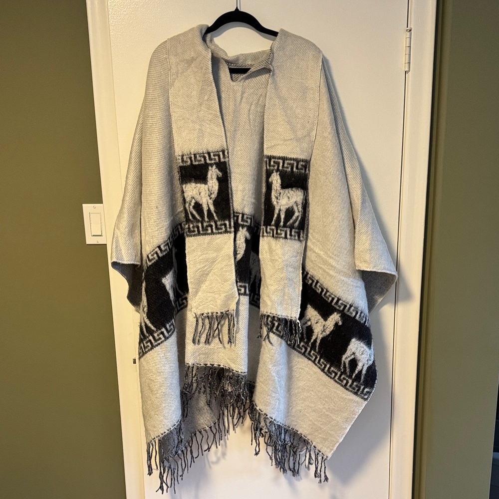 Elegant Gray and Black Alpaca Patterned Poncho